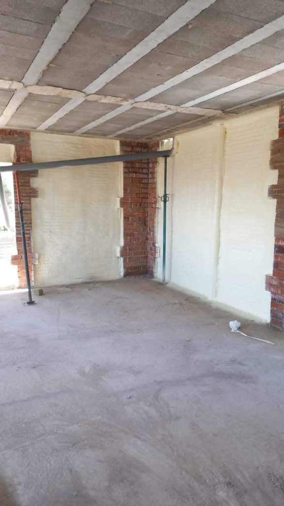 aplicacion de poliuretano proyectado en camaras para aislamiento termico y acustico