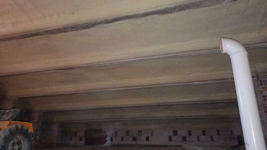Aislamiento de Cubiertas con Espuma de Poliuretano en Casas a Cuatro Vientos - Policat Aillaments