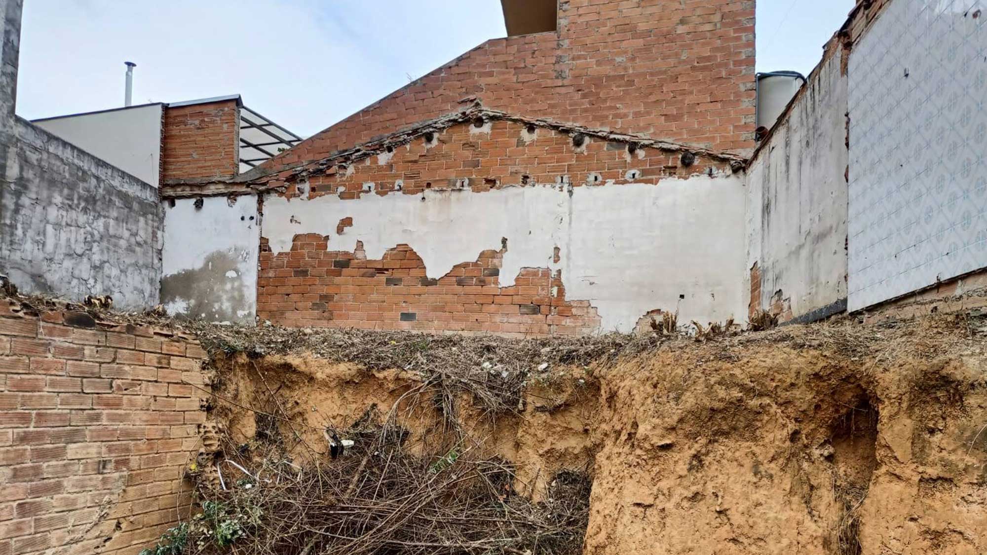 aplicacion de poliuretano proyectado en medianera para aislamiento termico y acustico